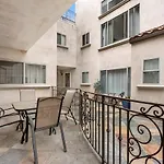 Luxury 2-Bedroom Condo In Studio City