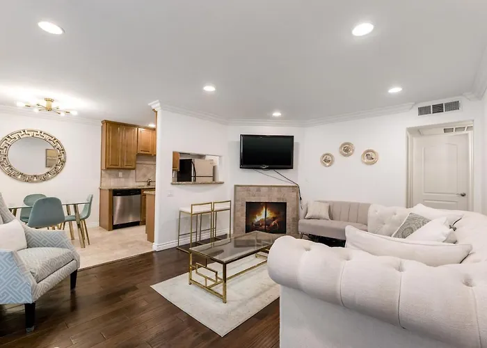Luxury 2-Bedroom Condo In Studio City